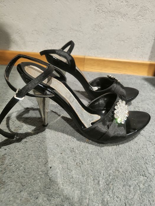 Sandałki na szpilce i lekkim koturnie 39