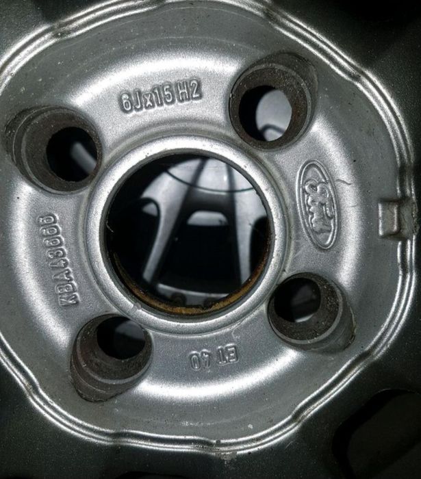 Felgi aluminiowe z nowymi oponami do Forda