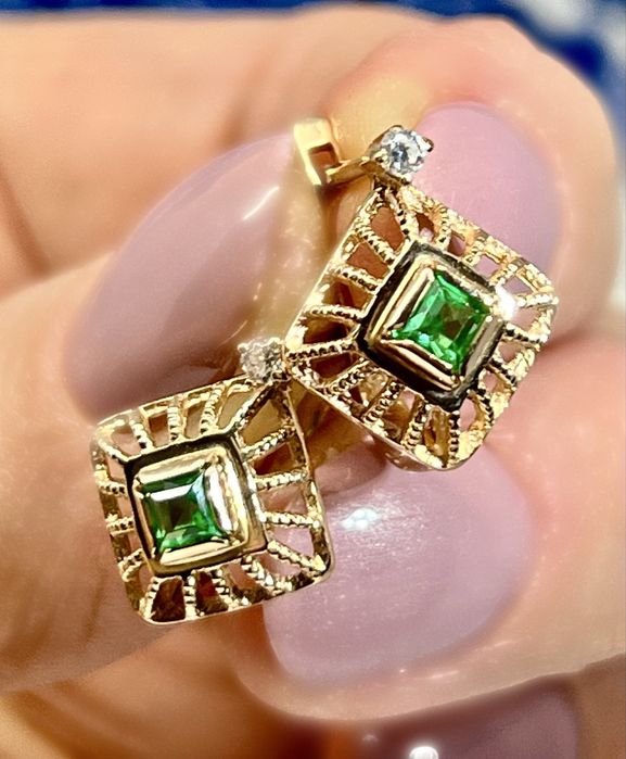 Золоті сережки зі смарагдами.Золотые серьги