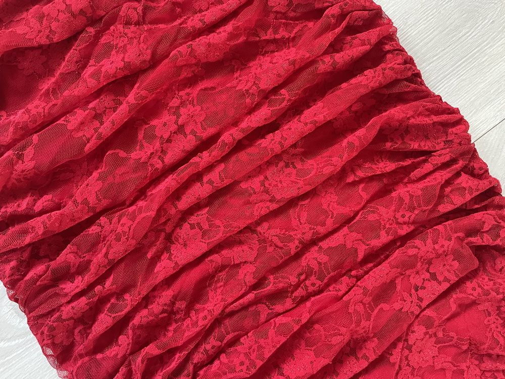 Червоне гіпюрове плаття с драпіруванням
