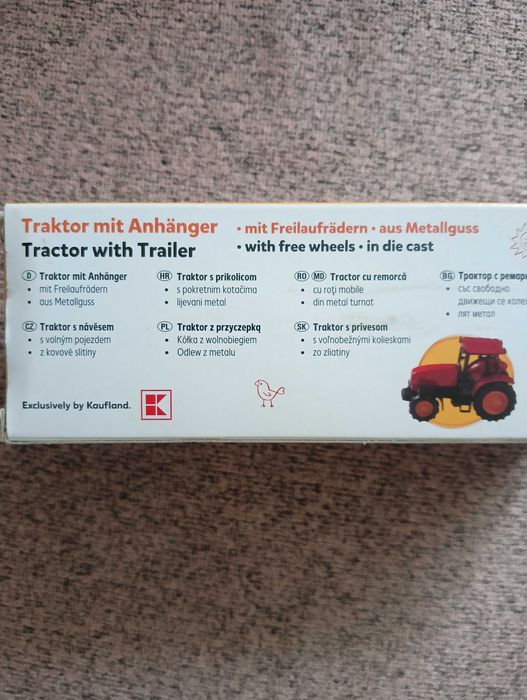 Mały traktor z przyczepką