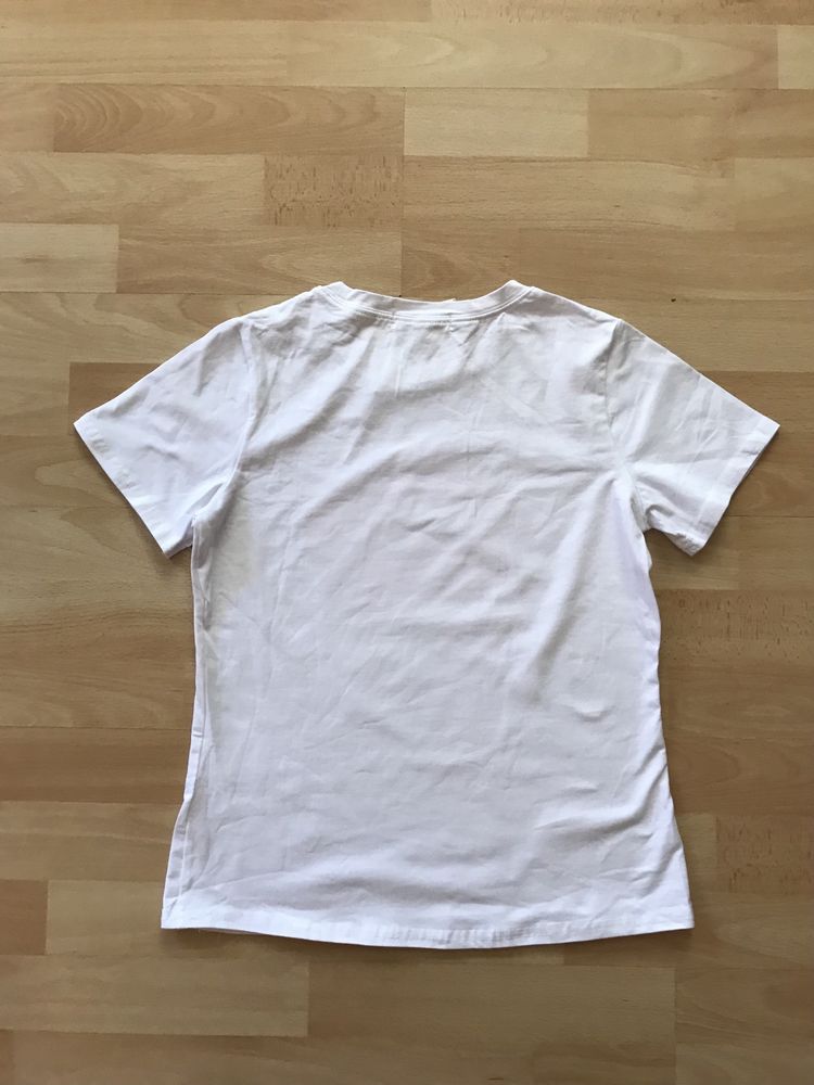 Біла якісна нова футболка з маками 42-44-46 роз