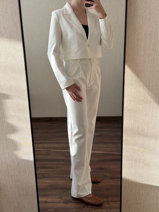 Костюм жіночий з вкороченим жакетом