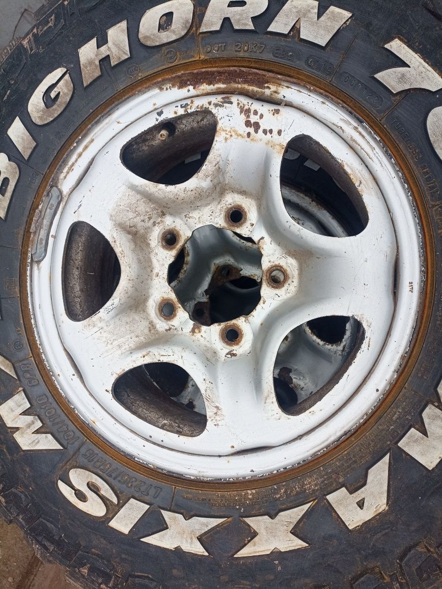 Продам покры Maxis bighorn off road 235/75 r15