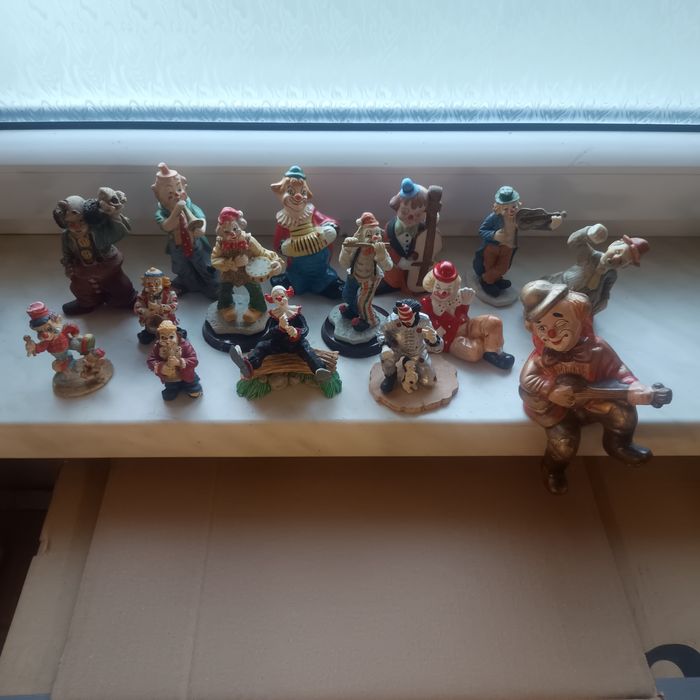 Różne figurki klaunów.