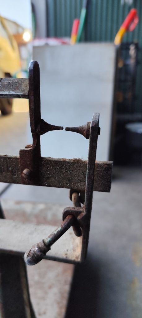 Balança antiga em perfeito funcionamento.