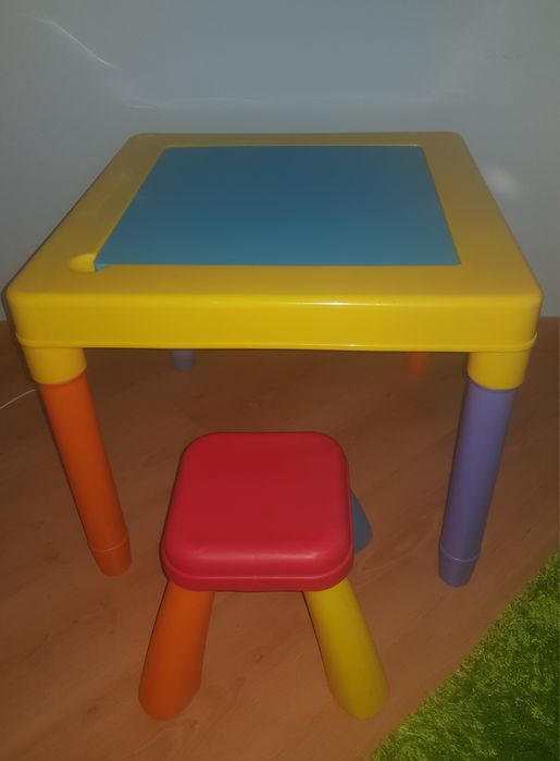 Mesa para Criança com arrumação para LEGOS.