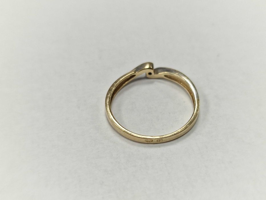 Złoty pierścionek/ 585/ 1.84 gram/ R16/ Apart/ DIA 0.06 CT/ nowoczesny