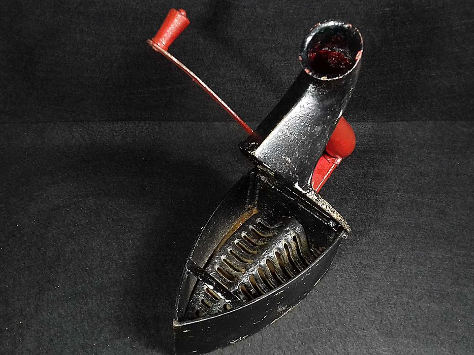 Modelo de Ferro de Engomar antigo, a carvão vegetal!