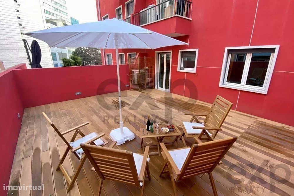 T2 Arrendar, 2º Piso com Terraço, mobilado e equipado, Rua de Santa Ma