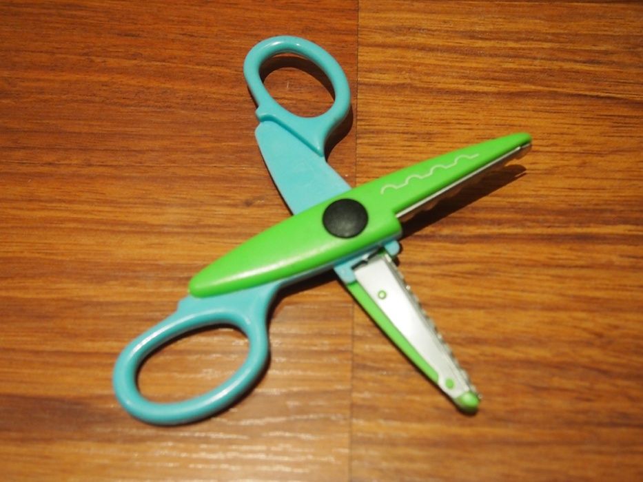 Tesoura de papel efeito ondas