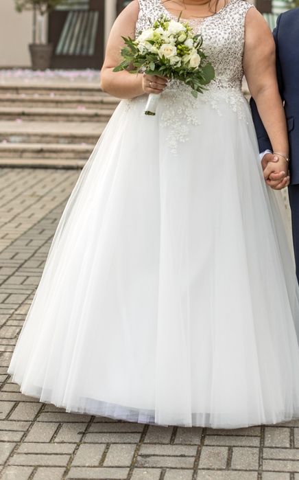 Biżuteryjna suknia ślubna plus size