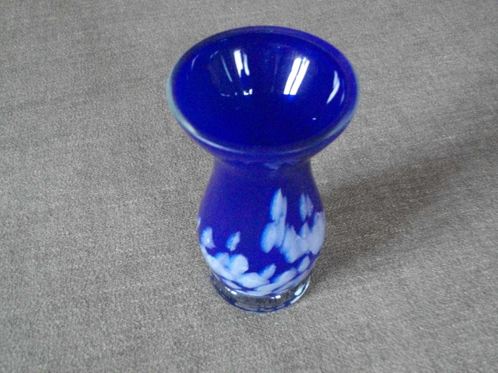Flakonik szklany, niebiesko-biały z lat 70-ch XX wieku - PRL.
