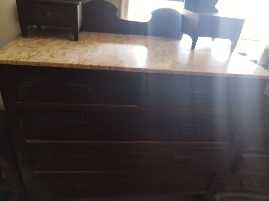 cómoda com espelho e mármore