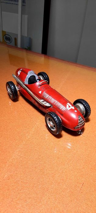 Carro de corrida em lata