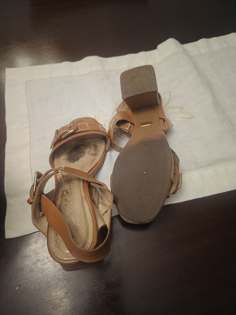 Vendem-se sapatos de couro, em bom estado