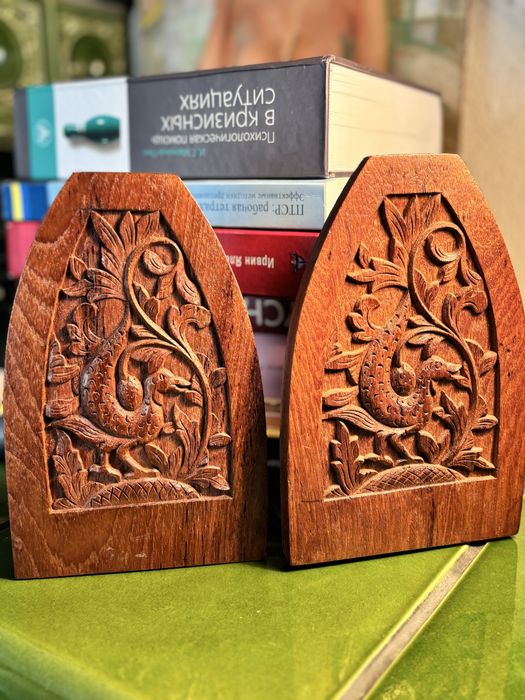 Para rzeźbionych drewnianych podpórek do książek w stylu etnicznym.