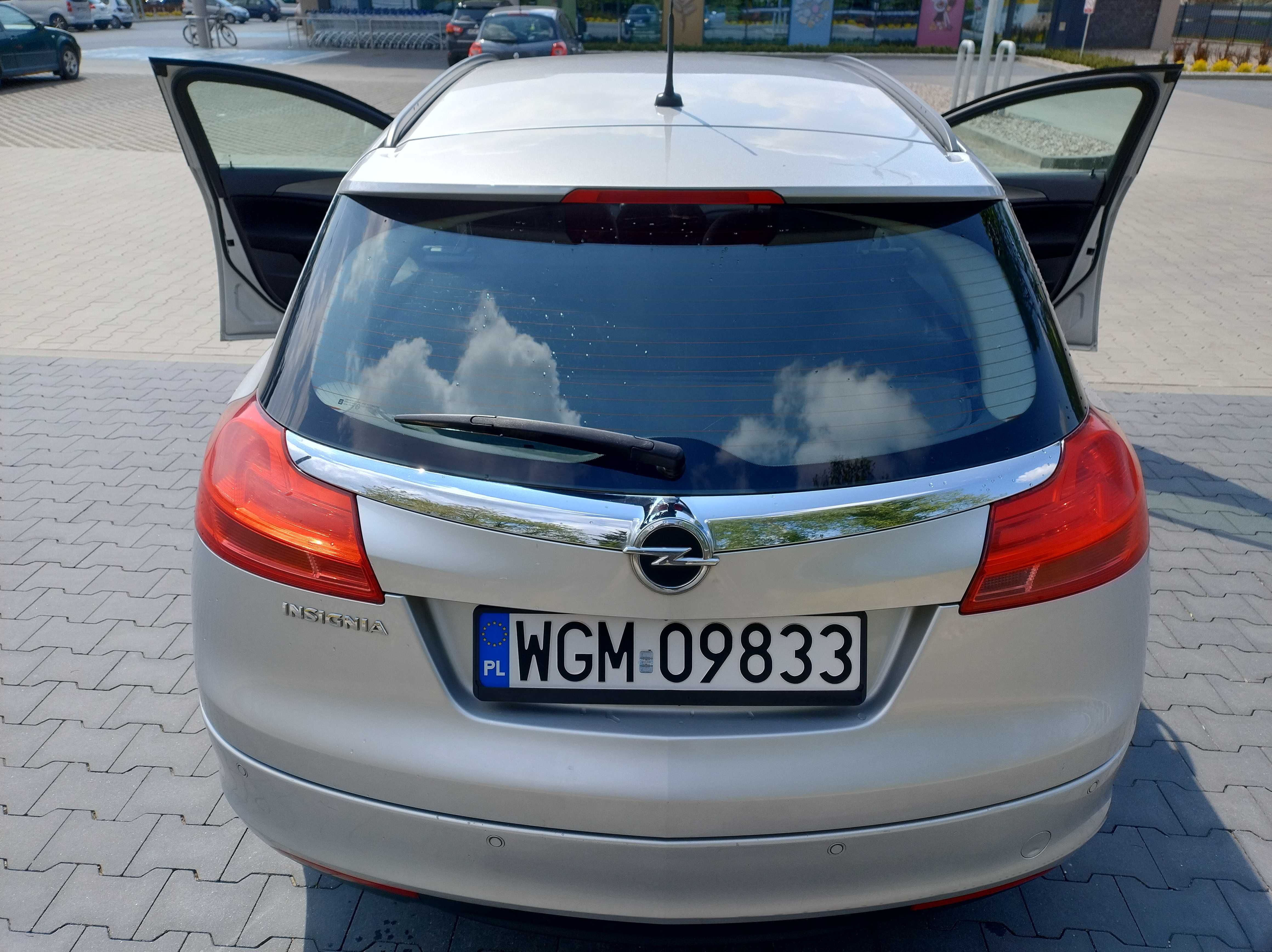 Z żalem sprzedam Insignię Sports Tourer 1,8 benzyna 2009r.