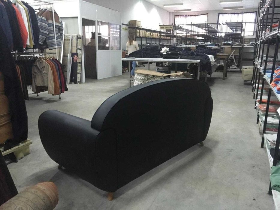 Sofá-cama mid century 2 lugares em preto