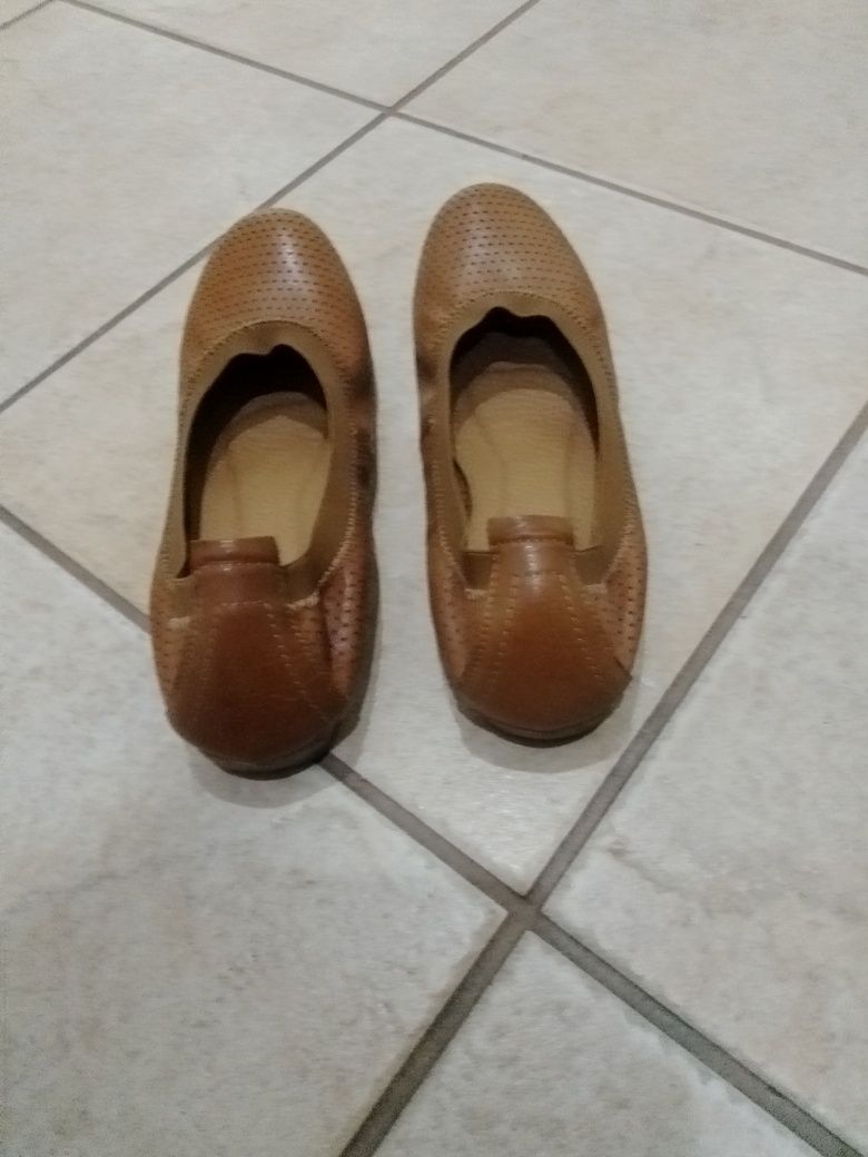 Sapatos de cor camel