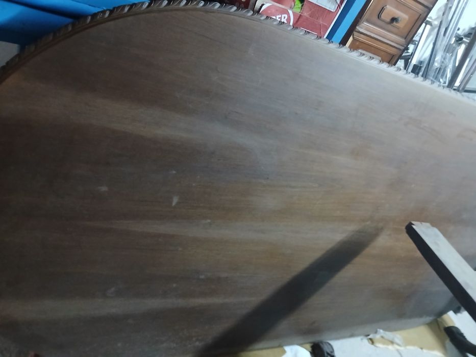 Mesa em madeira maciça  grande mede  2.40 x 1.10 com 8 cadeiras