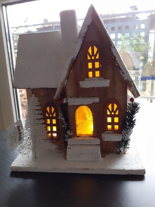 Drewniany ośnieżony domek z podświetleniem LED