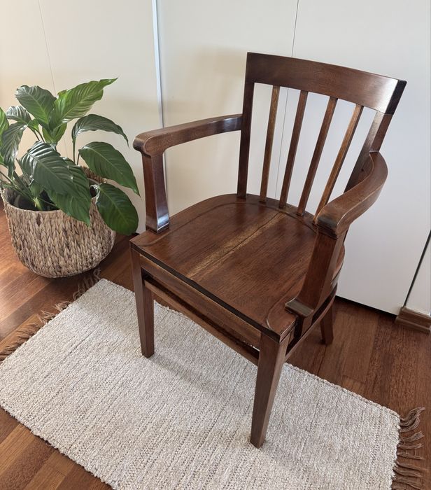 Cadeira com braços antiga, estilo Olaio