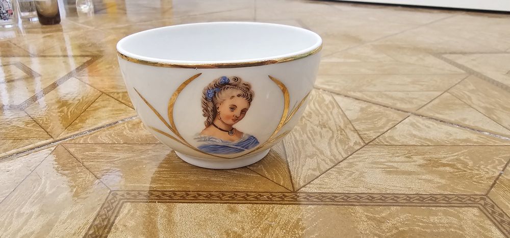 Tigela vintage com figura feminina da marca Coimbra S. P. Portugal
