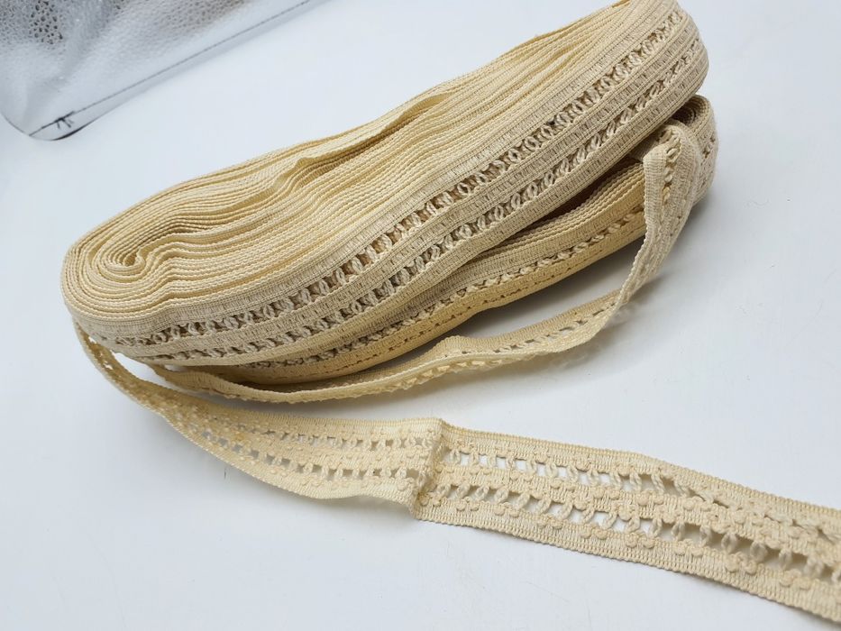 Koronka ecru szer.3 cm.