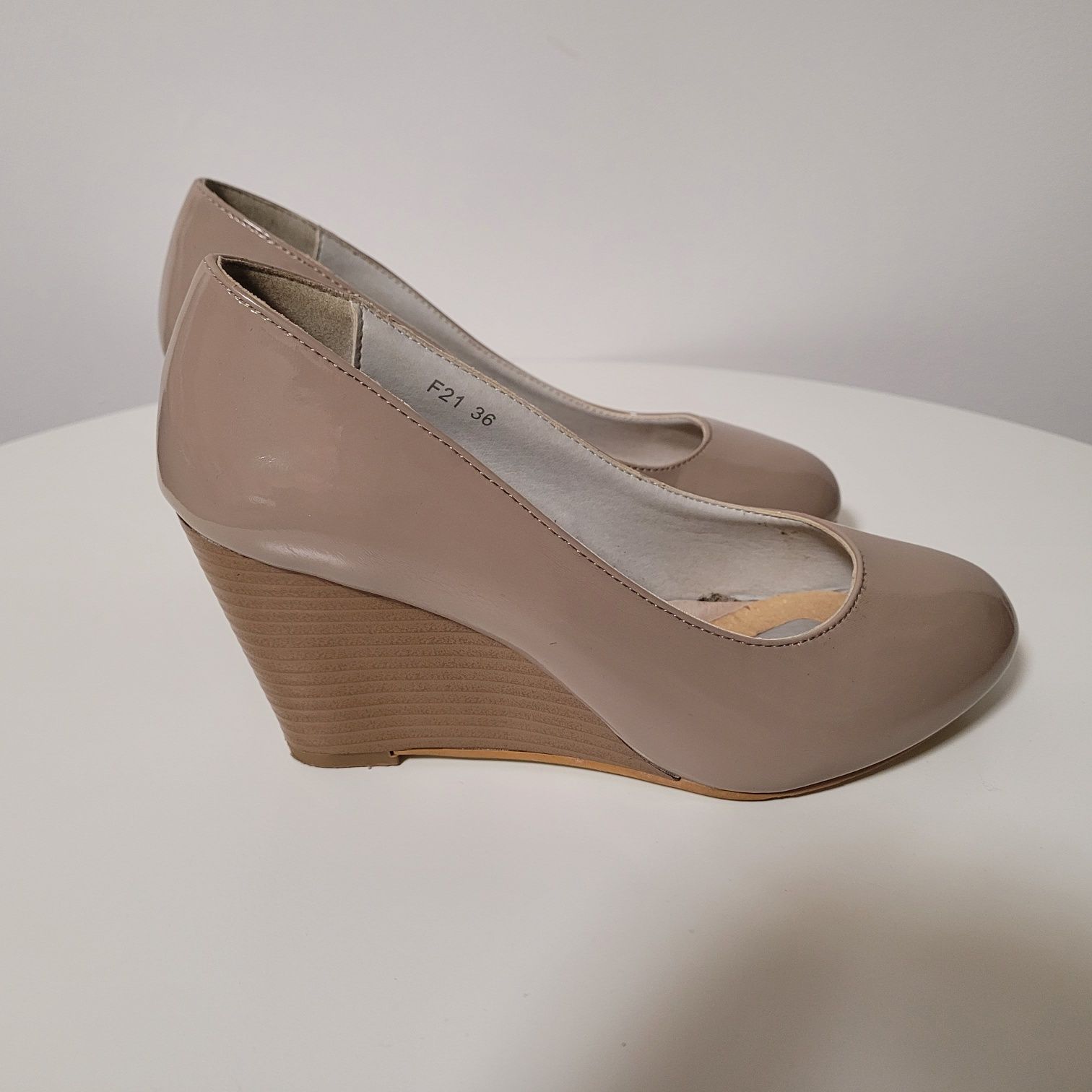 Buty na koturnie