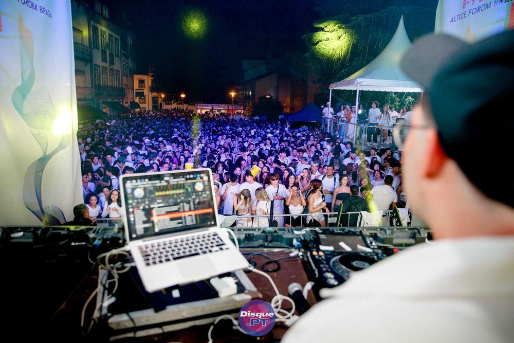 DJ Profissional para Festas - Inclui Equipamentos de Som e Luz