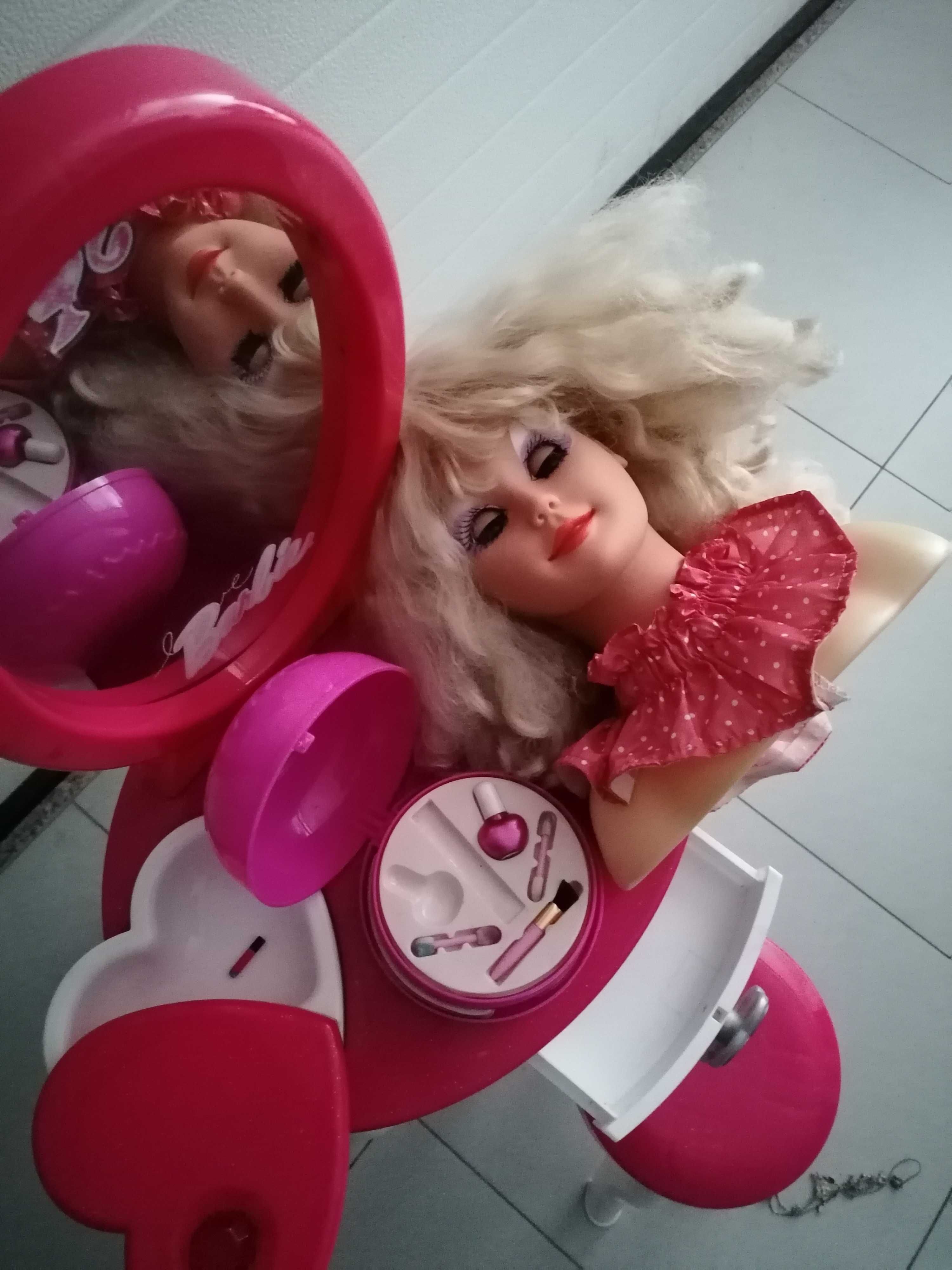 Mesa + banco e cabeça de boneca com acessórios para fazer penteados