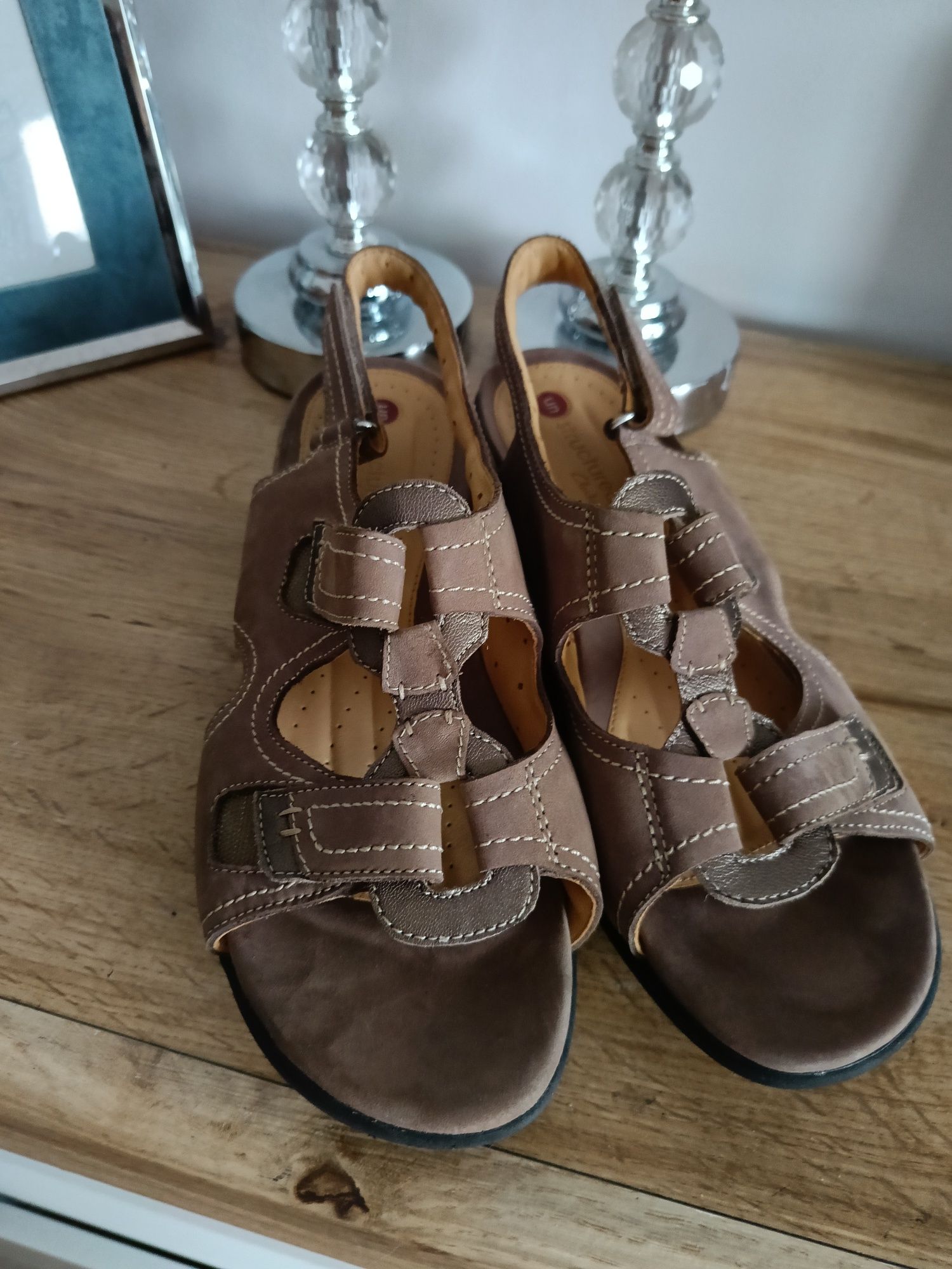 Sandały Clarks 41 beżowe atructured