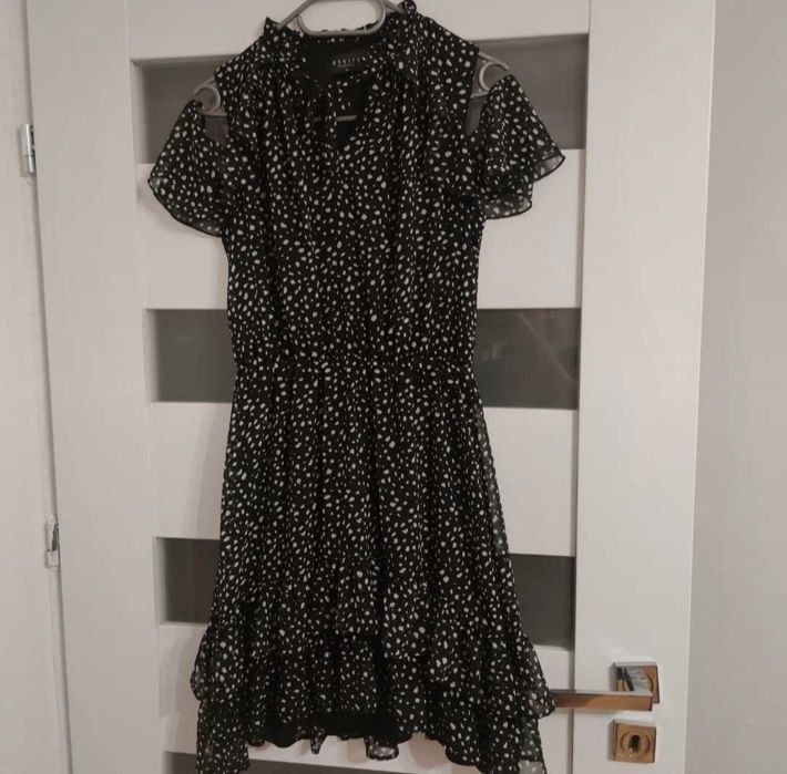 Elegancka sukienka open shoulder w cętki Mohito roz. XS