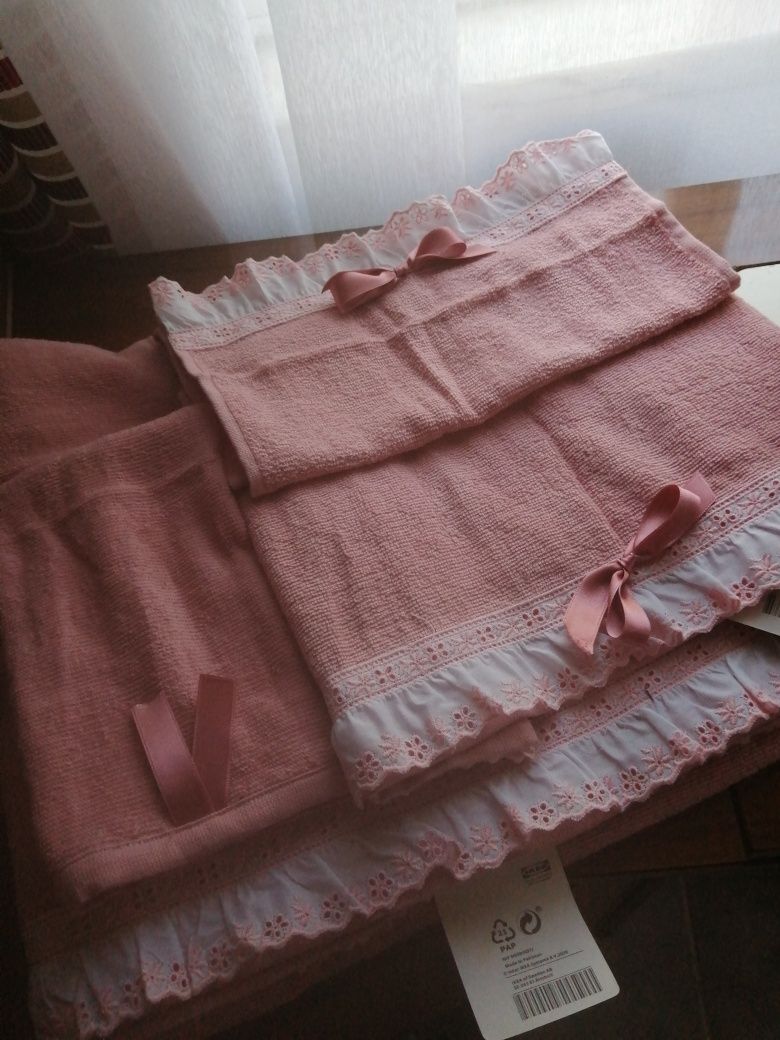 Em 2 cores. Conjunto de banho 4 peças NEGOCIÁVEL