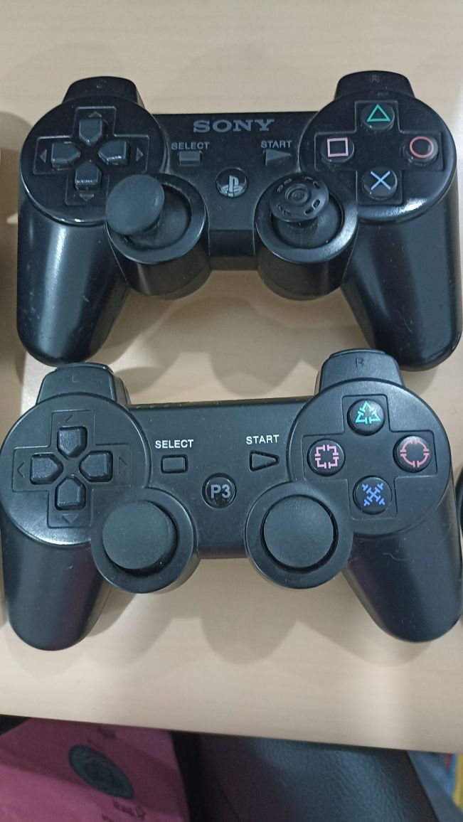 PlayStation3 com comandos e câmara