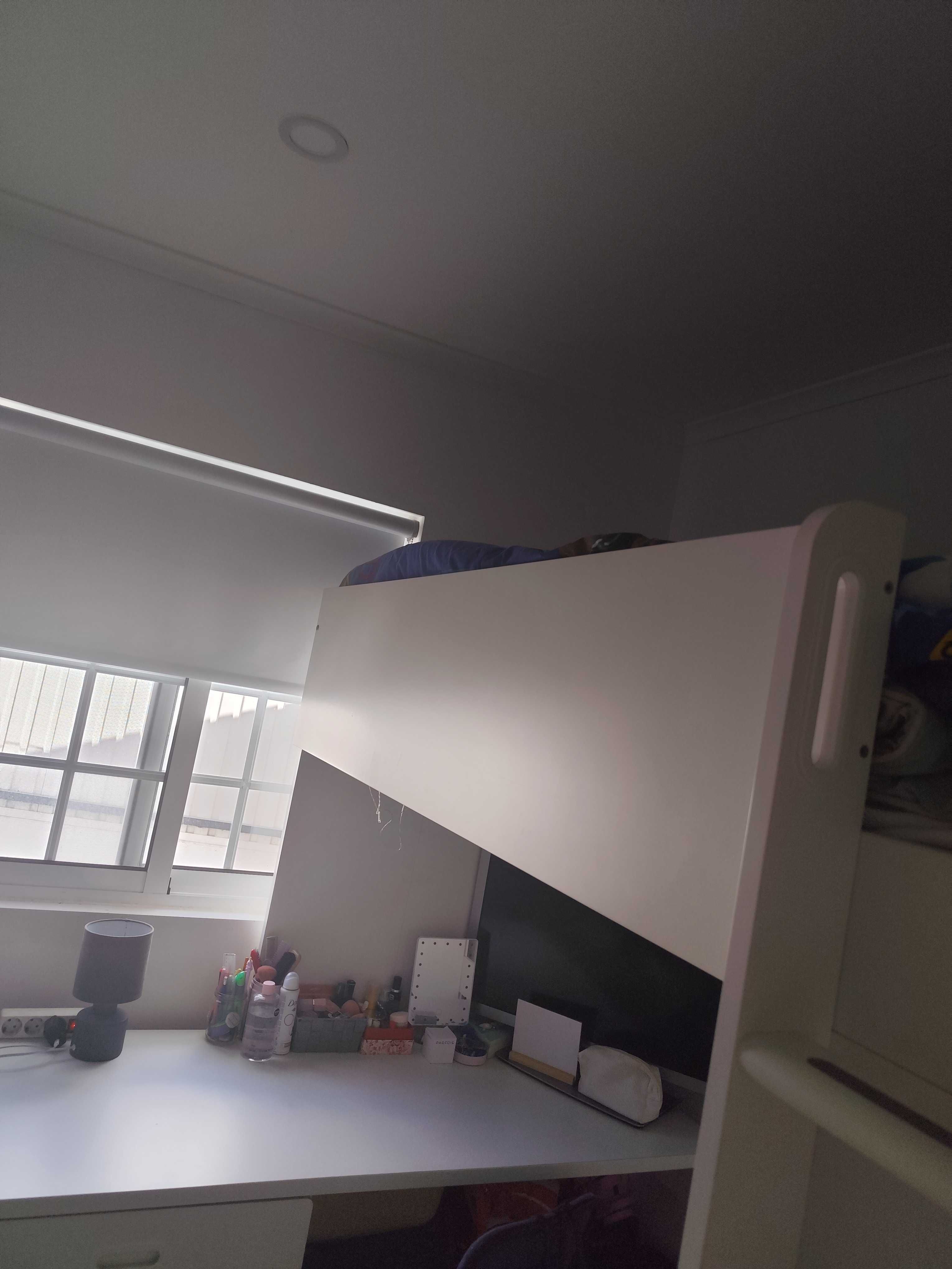 Beliche com roupeiro e secretária ikea