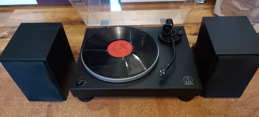 Gramofon Audio Technika z głośnikami i wzmacniaczem