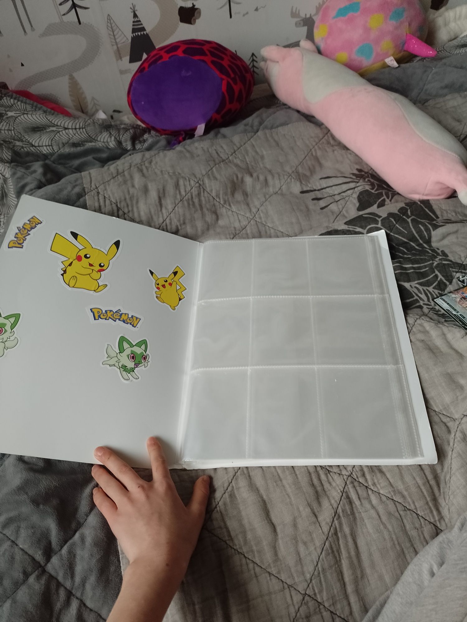 Album + karty Pokemon do tego  dwie złote i jedna czarna .