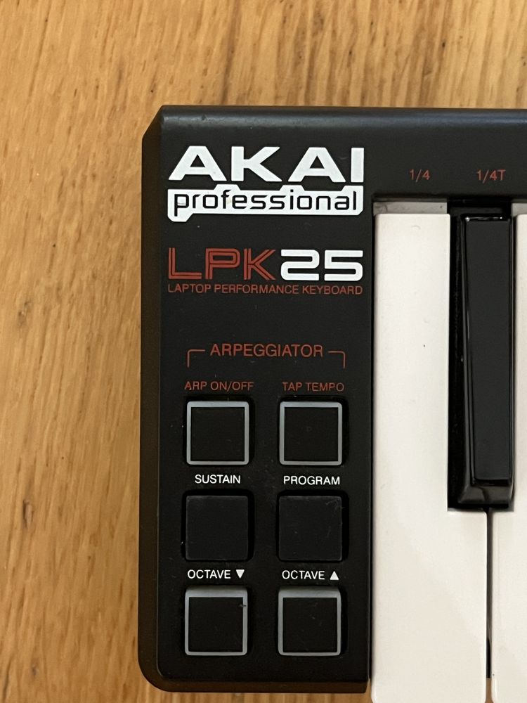AKAI LPK 25 midi kontroler