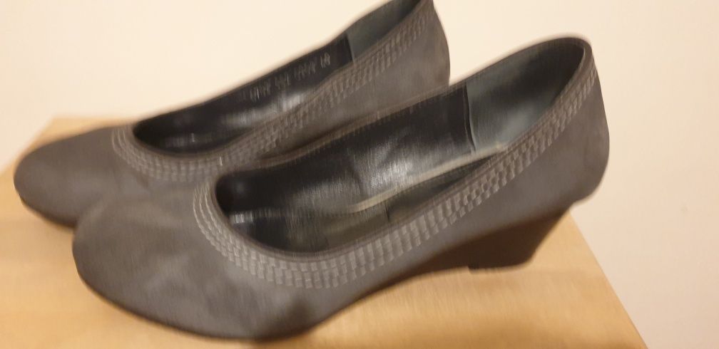 Buty Wojas na niskim koturnie r.40