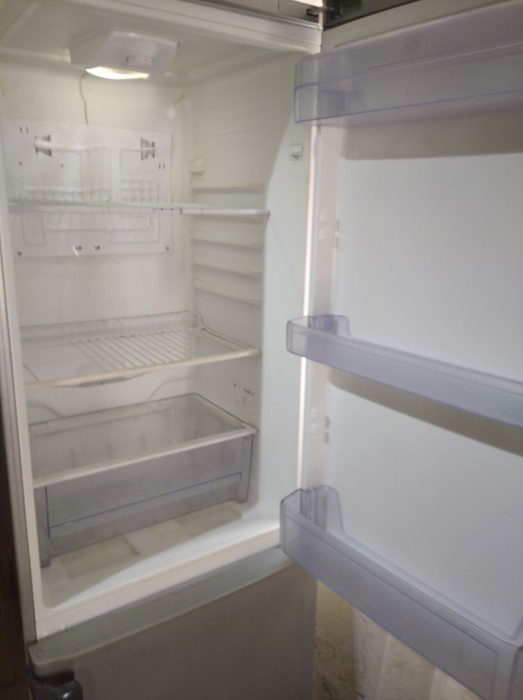 Продам двухкамерный холодильник BEKO