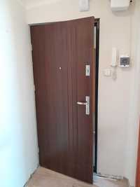 Drzwi z montażem od Ręki Producent drzwi wejściowych wewnątrz klatkowy
