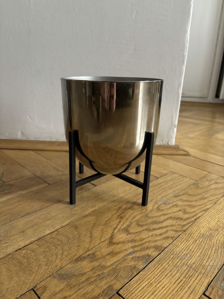 Doniczka srebrna na podeście stojaku H&M Home