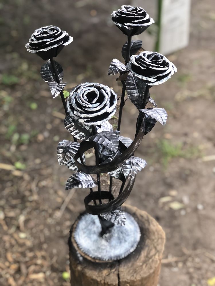 Ковані троянди кований букет роз на памятник на могилу