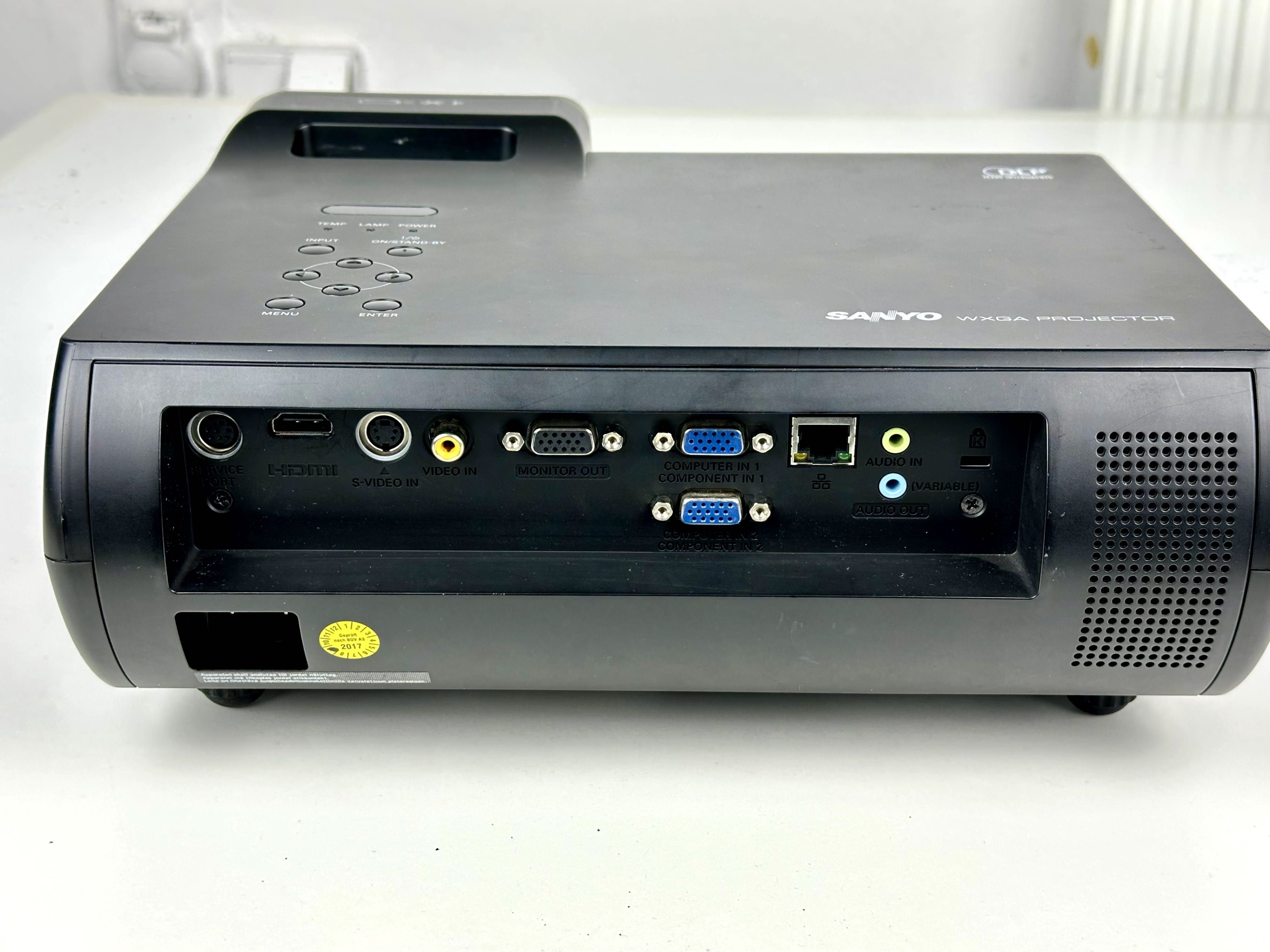 Sanyo PDG-DWL100 – projektor krótkoogniskowy DLP