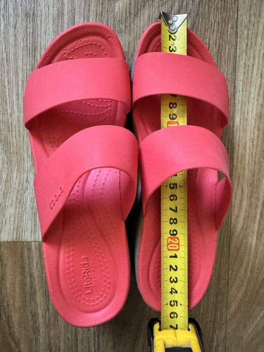 Crocs жіночі босоніжки