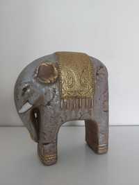Słoń z kamionki ze złotymi zdobieniami