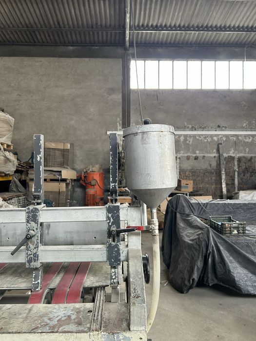 Vendo maquina de colar caixas de cartão canelado