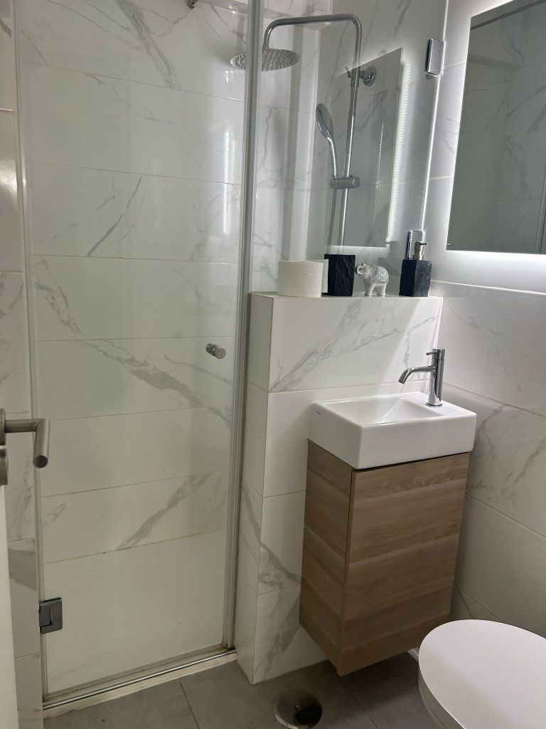 Arrenda-se quarto com wc privado